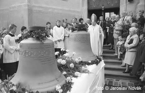 Svěcení zvonů u sv. Matěje (1990)
