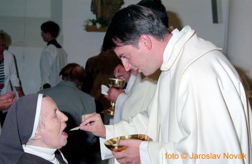 Bohoslužba s novoknězem Andreou Barberem (2004)