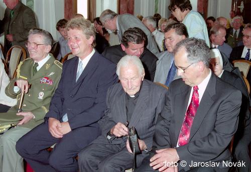 Udělení Čestného občanství Městské části Praha 6 Mons. Janu Machačovi (2005)